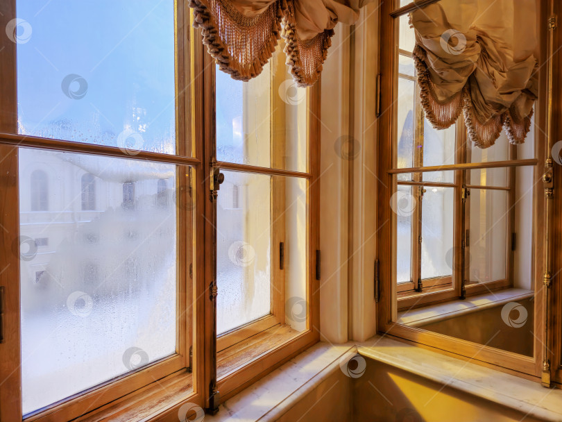 Скачать Деревянная оконная рама, солнечный свет сквозь стекло фотосток Ozero