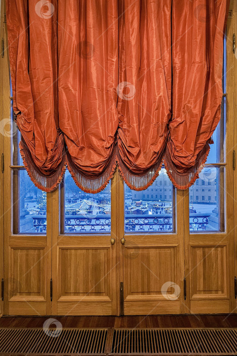 Скачать Перед окном висит красная занавеска фотосток Ozero