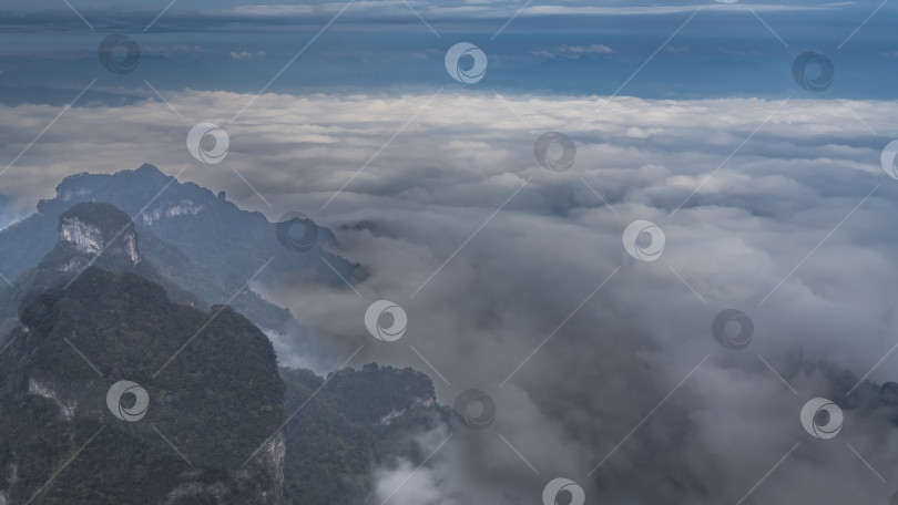 Скачать Красивый высотный пейзаж на фоне неба. фотосток Ozero