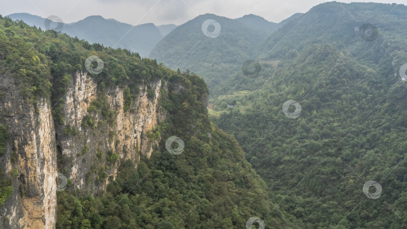 Скачать Красивый горный пейзаж. Отвесная скала на переднем плане. фотосток Ozero