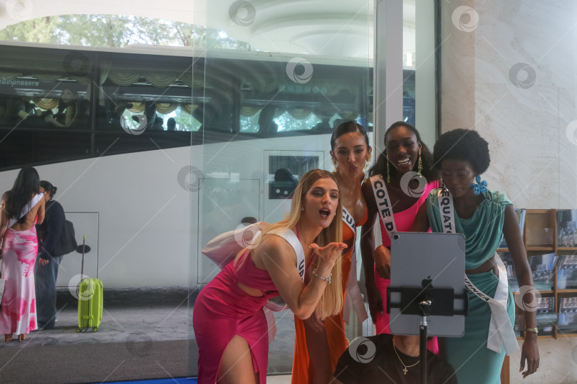 Скачать Пхукет, Таиланд, 9 ноября 2025 года: участницы конкурса "Мисс Вселенная-2025" позируют фотографам, блогерам и гостям на курорте Kora Beach Resort Phuket фотосток Ozero