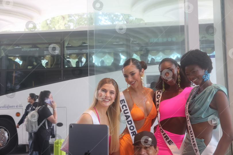 Скачать Пхукет, Таиланд, 9 ноября 2025 года: участницы конкурса "Мисс Вселенная-2025" позируют фотографам, блогерам и гостям на курорте Kora Beach Resort Phuket фотосток Ozero