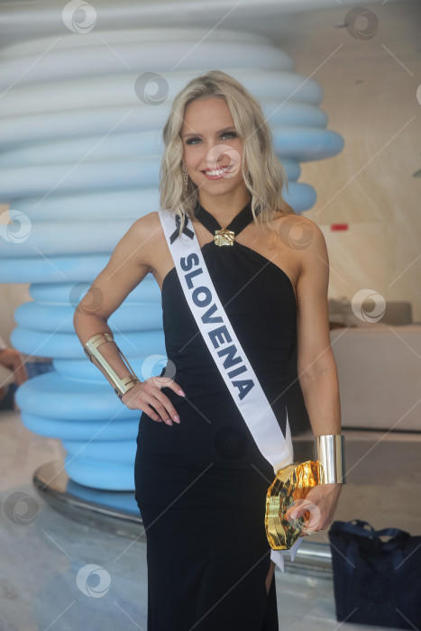 Скачать Пхукет, Таиланд, 9 ноября 2025 года: участницы конкурса "Мисс Вселенная-2025" позируют фотографам, блогерам и гостям на курорте Kora Beach Resort Phuket фотосток Ozero