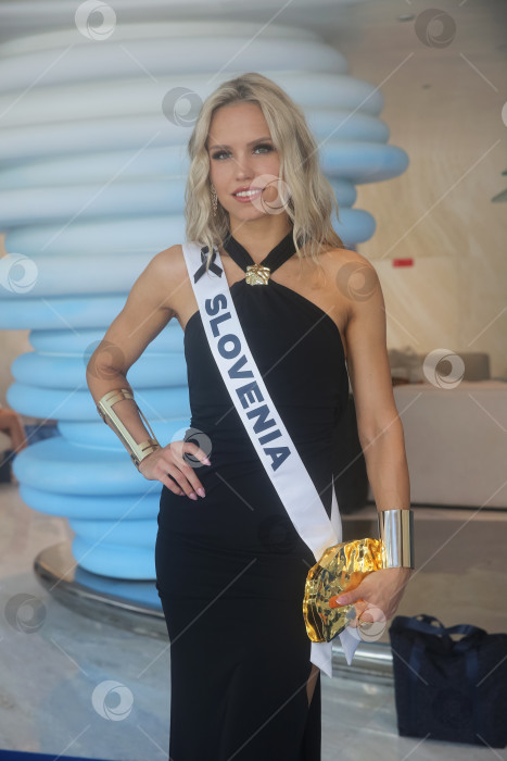 Скачать Пхукет, Таиланд, 9 ноября 2025 года: участницы конкурса "Мисс Вселенная-2025" позируют фотографам, блогерам и гостям на курорте Kora Beach Resort Phuket фотосток Ozero