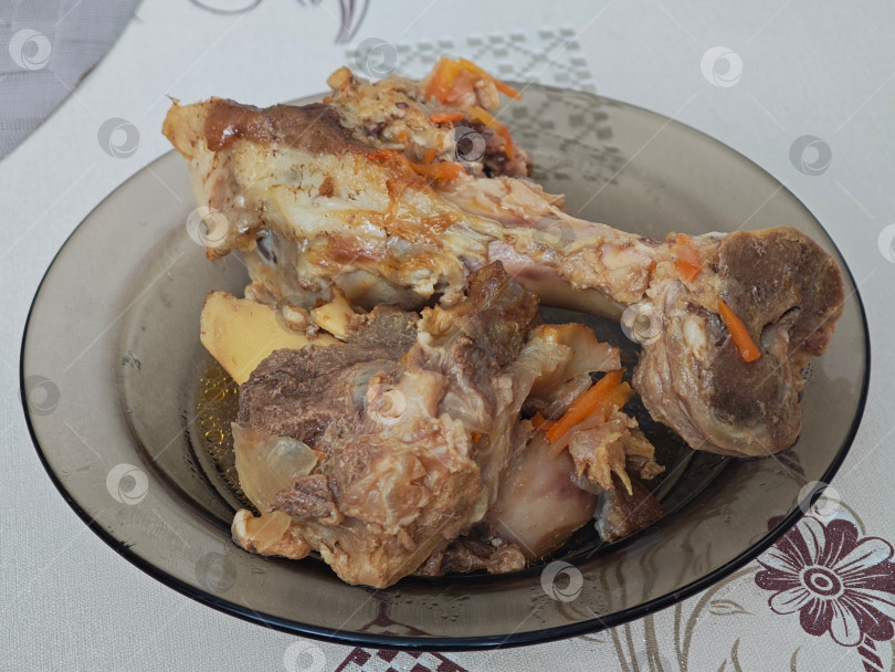 Скачать Две кости из мясного бульона на тарелке. фотосток Ozero