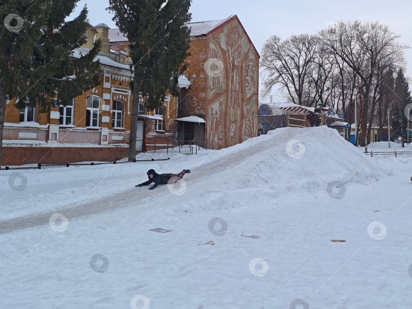 Скачать Ледяная горка в деревне. Ледяная горка в деревне.Ледяная горка в деревне. Ледяная горка в деревне. фотосток Ozero