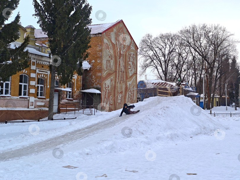 Скачать Ледяная горка в деревне. Ледяная горка в деревне.Ледяная горка в деревне. Ледяная горка в деревне. фотосток Ozero