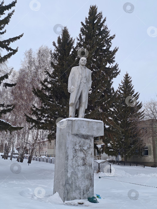 Скачать Скульптура Ленин (Ульянов) Владимир Ильич, зима в деревне. Скульптура Владимира Ильича Ленина, зима в деревне. фотосток Ozero