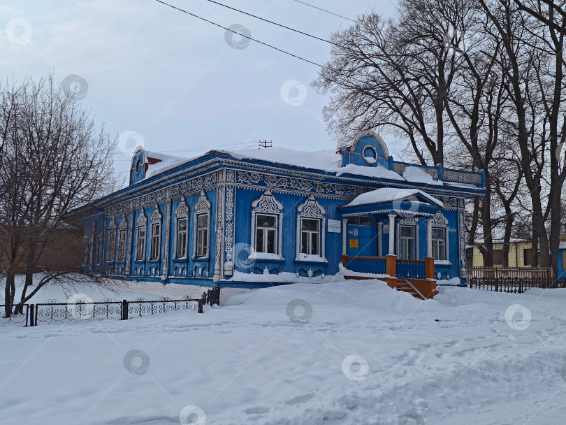 Скачать Детская школа искусств в селе, Синее деревянное старое здание с красивым оформлением. Детская художественная школа в деревне представляет собой старинное здание из синего дерева с красивым декором. фотосток Ozero