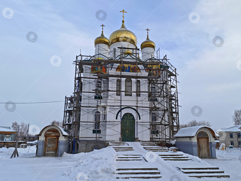 Скачать Золотые купола, ремонт храма. Село в Алтайском крае. Золотые купола, реконструкция христианской церкви. фотосток Ozero