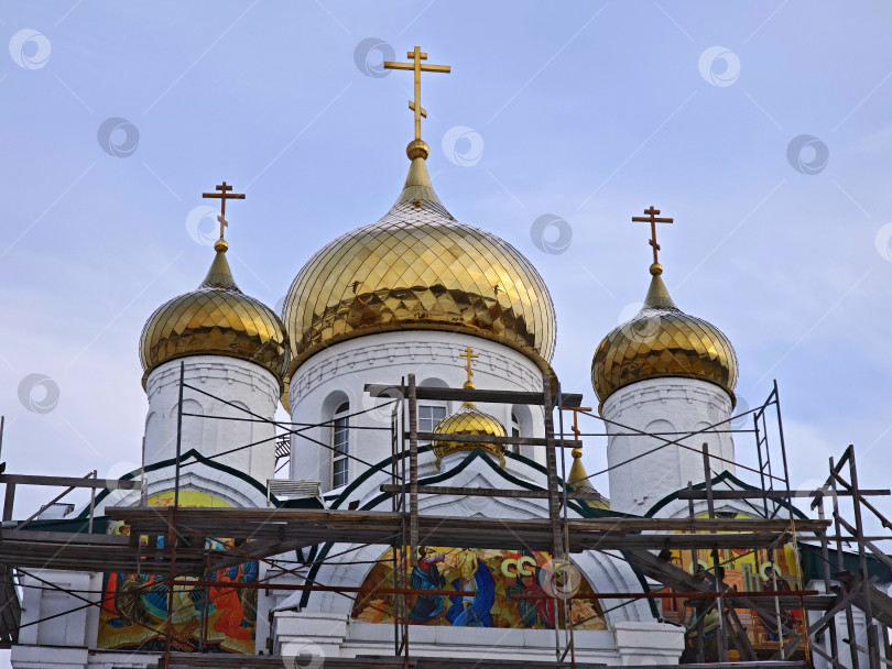 Скачать Золотые купола, ремонт храма. Село в Алтайском крае. Золотые купола, реконструкция христианской церкви. фотосток Ozero