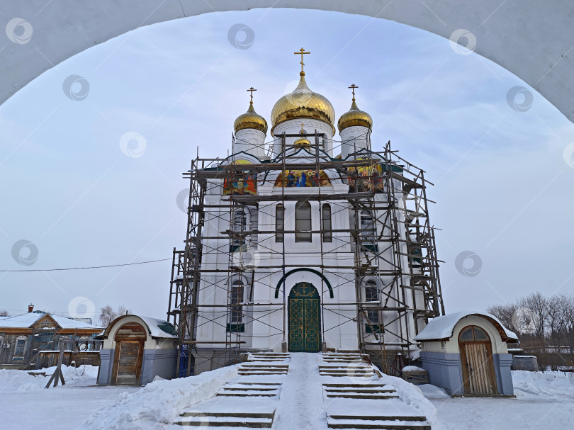 Скачать Золотые купола, ремонт храма. Село в Алтайском крае. Золотые купола, реконструкция христианской церкви. фотосток Ozero