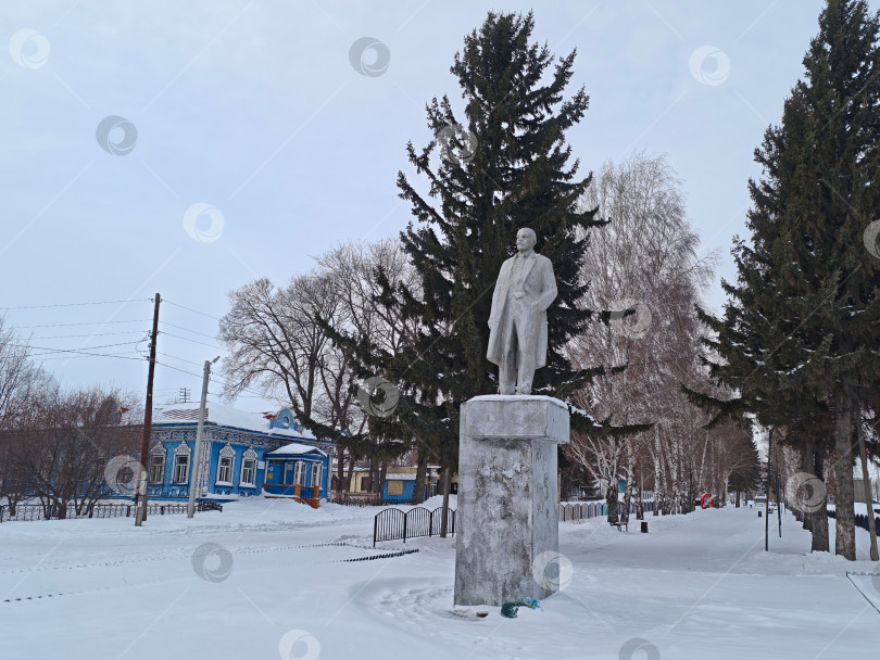 Скачать Скульптура Ленин (Ульянов) Владимир Ильич, зима в деревне. Скульптура Владимира Ильича Ленина, зима в деревне. фотосток Ozero