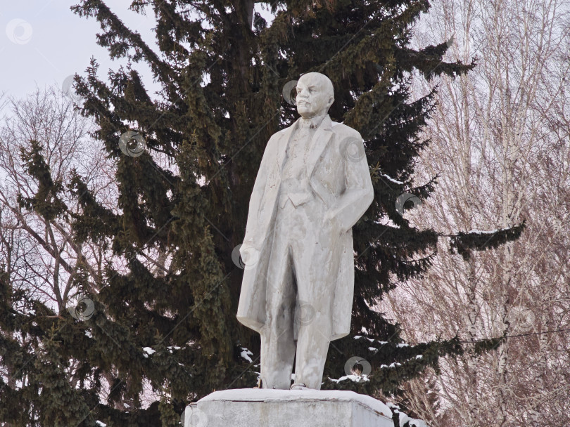 Скачать Скульптура Ленин (Ульянов) Владимир Ильич, зима в деревне. Скульптура Владимира Ильича Ленина, зима в деревне. фотосток Ozero