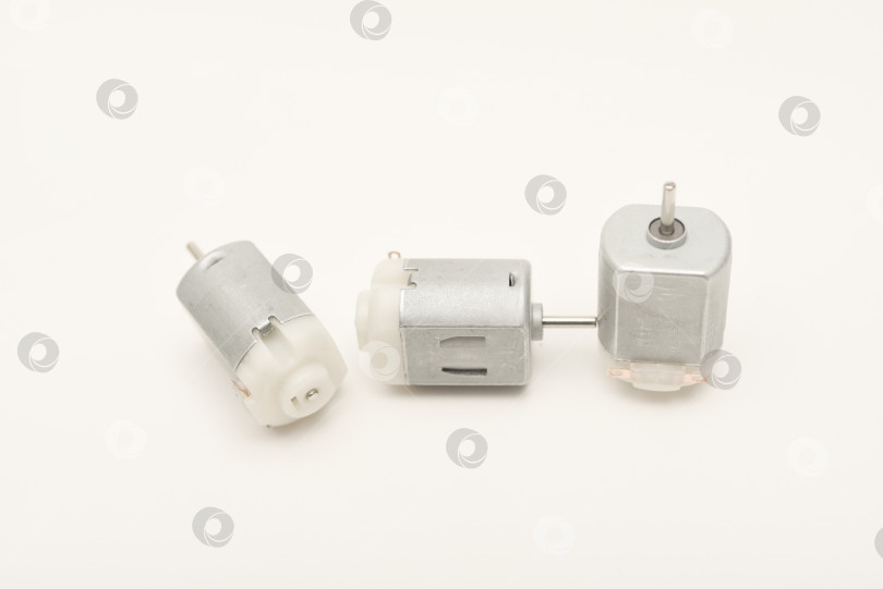 Скачать Небольшие электродвигатели для любительской электроники. Портативный электродвигатель. фотосток Ozero