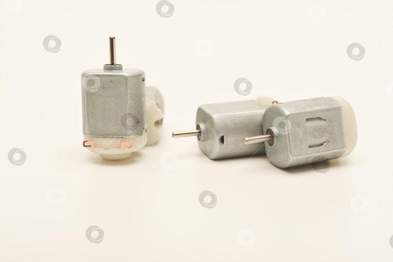 Скачать Небольшие электродвигатели для любительской электроники. Портативный электродвигатель. фотосток Ozero