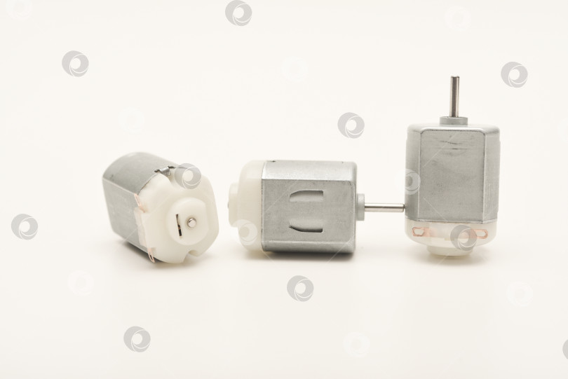 Скачать Небольшие электродвигатели для любительской электроники. Портативный электродвигатель. фотосток Ozero