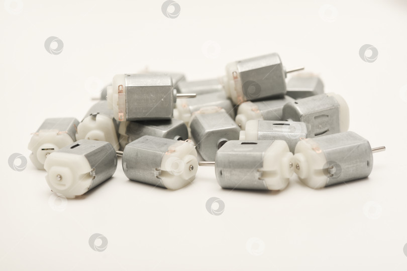 Скачать Небольшие электродвигатели для любительской электроники. Портативный электродвигатель. фотосток Ozero