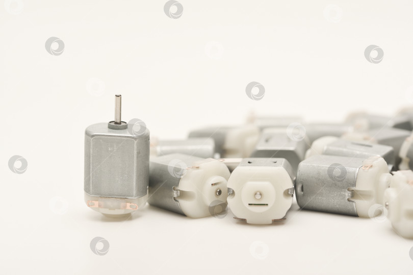 Скачать Небольшие электродвигатели для любительской электроники. Портативный электродвигатель. фотосток Ozero