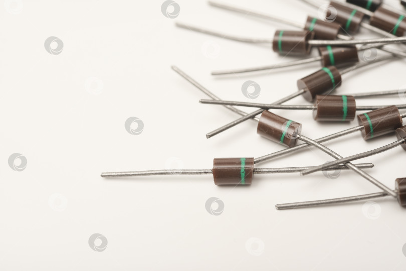 Скачать Старый диод на белом фоне. Электронные элементы. Электронные диоды. фотосток Ozero