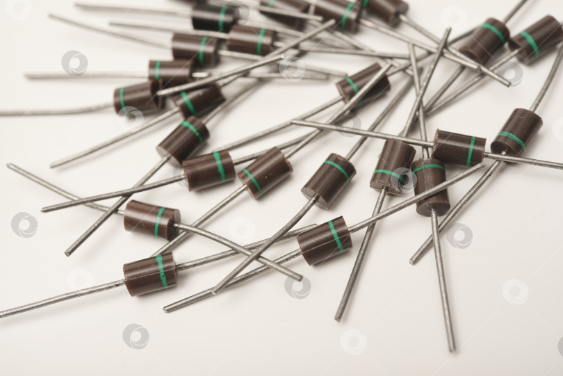 Скачать Старый диод на белом фоне. Электронные элементы. Электронные диоды. фотосток Ozero