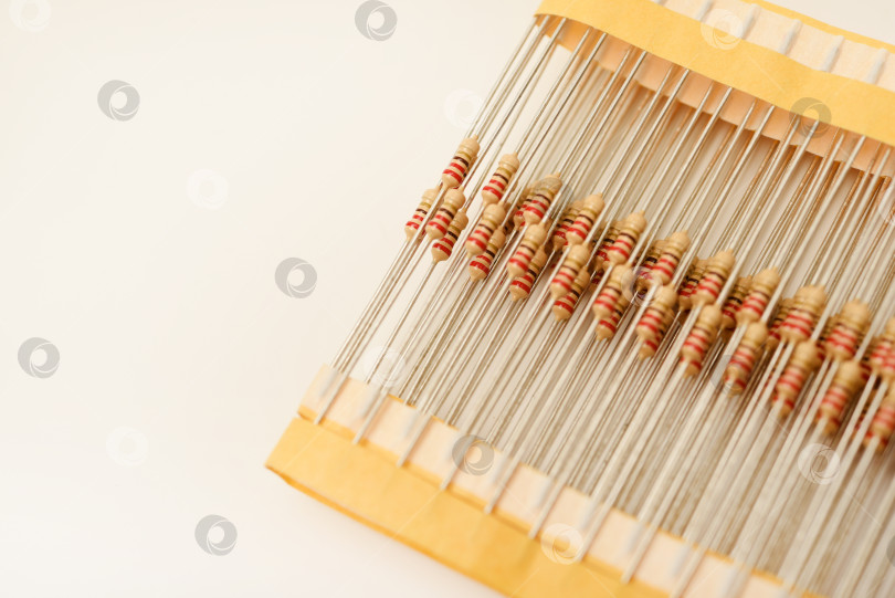 Скачать Упаковка пленочных резисторов. Резисторы с осевыми выводами.  Желтые резисторы в упаковке. фотосток Ozero