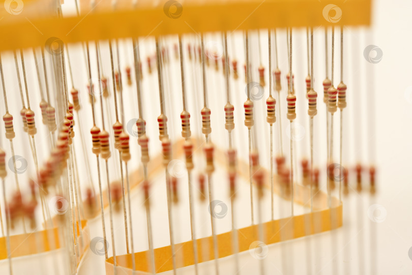 Скачать Упаковка пленочных резисторов. Резисторы с осевыми выводами.  Желтые резисторы в упаковке. фотосток Ozero