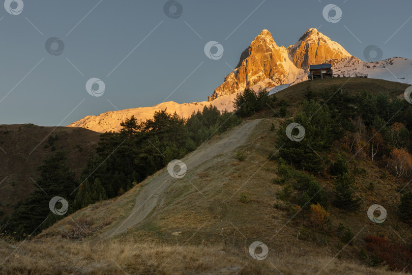 Скачать Закатная гора с хижиной на вершине. фотосток Ozero