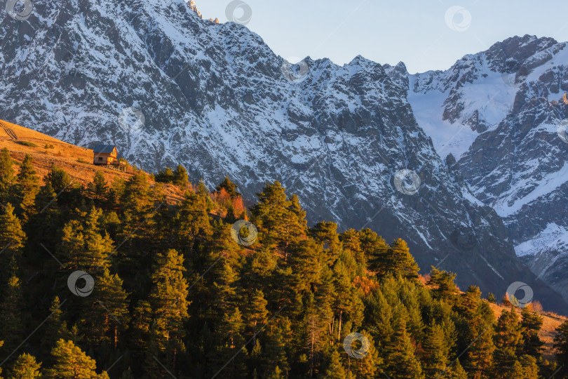 Скачать небольшая хижина расположена на склоне холма, в окружении высоких гор фотосток Ozero