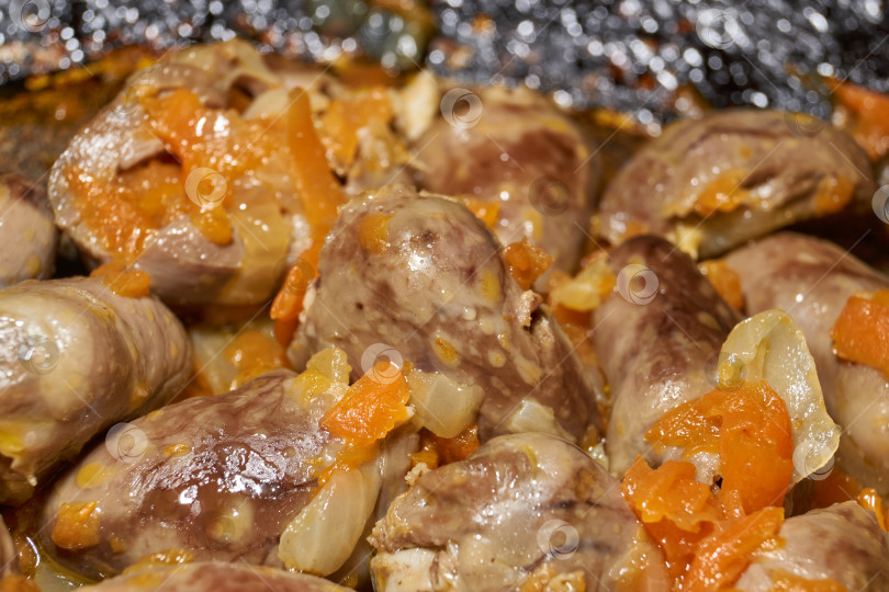 Скачать Куриные сердечки, обжаренные с овощами. Готовим куриные сердечки с овощами. фотосток Ozero