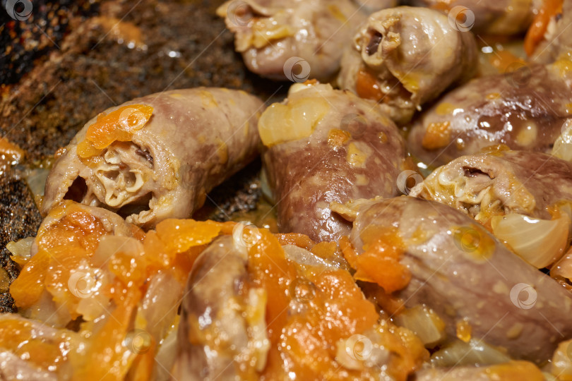 Скачать Куриные сердечки, обжаренные с овощами. Готовим куриные сердечки с овощами. фотосток Ozero