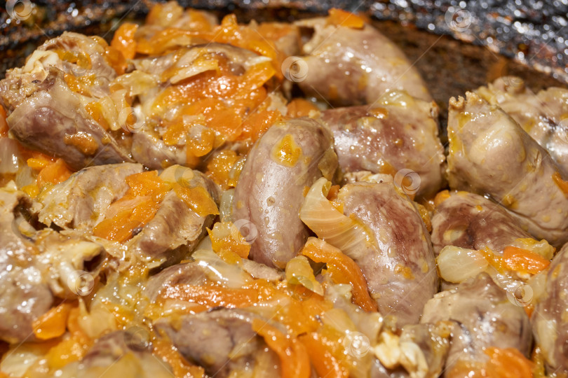 Скачать Куриные сердечки, обжаренные с овощами. Готовим куриные сердечки с овощами. фотосток Ozero