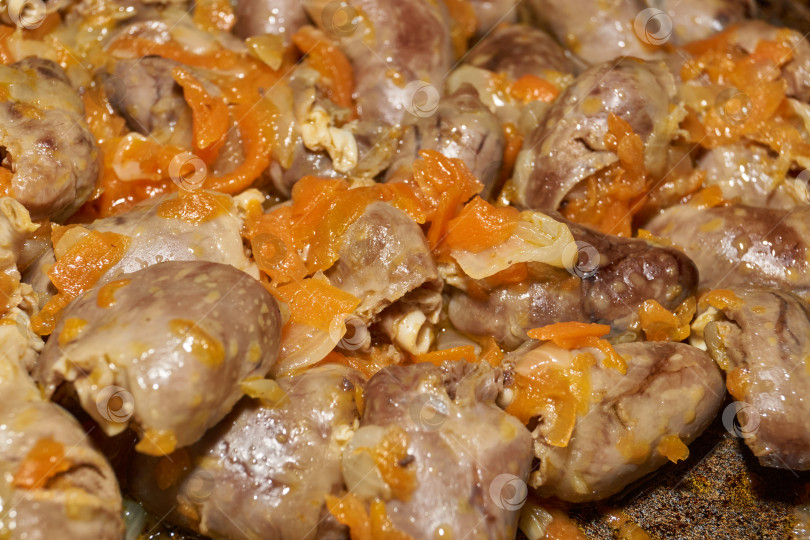 Скачать Куриные сердечки, обжаренные с овощами. Готовим куриные сердечки с овощами. фотосток Ozero