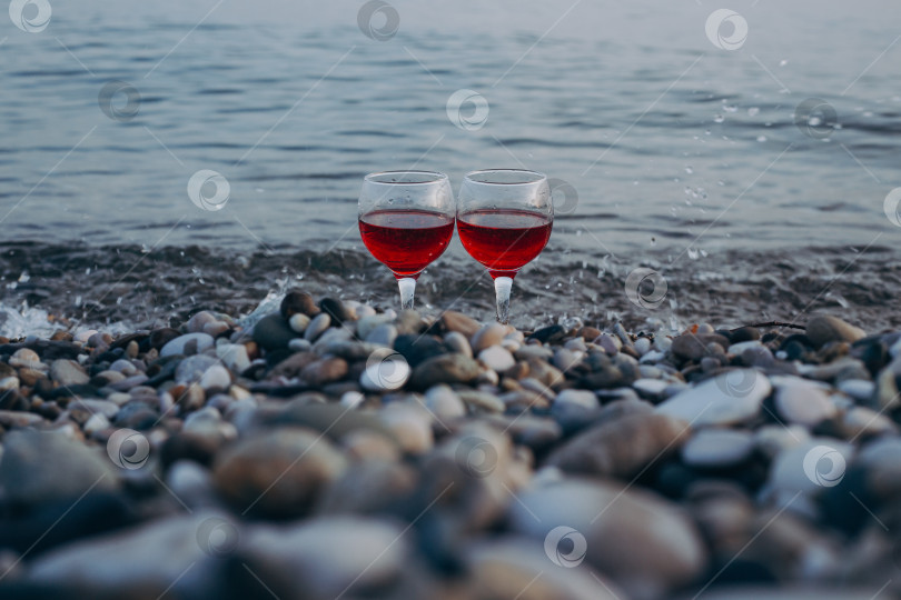 Скачать Бокалы с вином на берегу моря фотосток Ozero