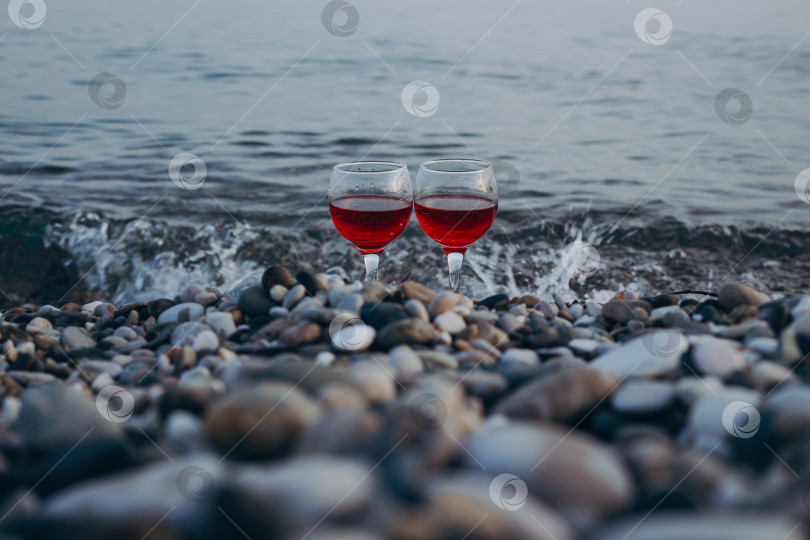 Скачать Бокалы с вином на берегу моря фотосток Ozero