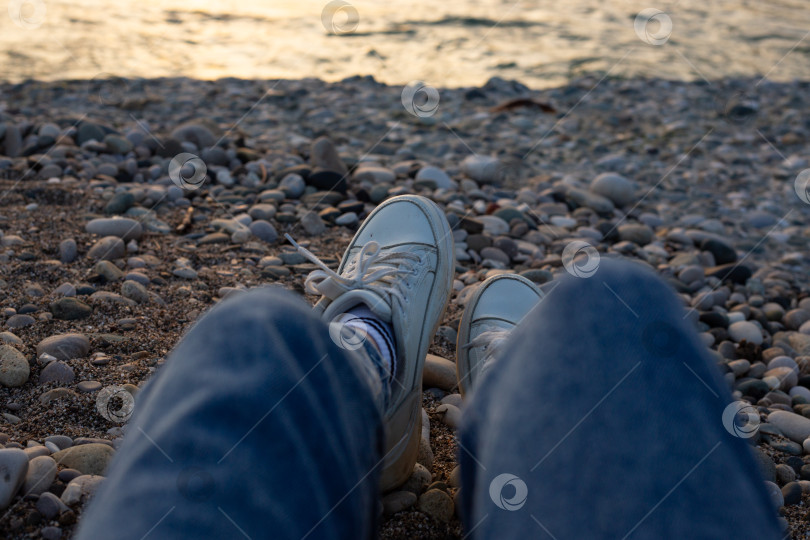 Скачать Ноги на каменистом пляже фотосток Ozero