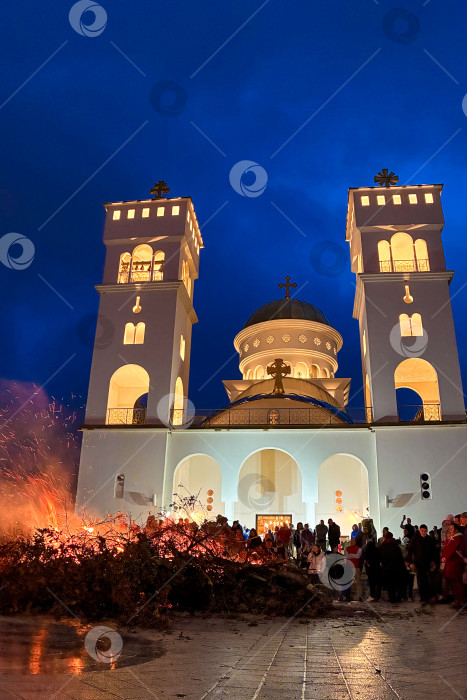 Скачать Бар, Черногория, 6 января 2026 года, Дубовые ветви в православном костре Бадни дан фотосток Ozero