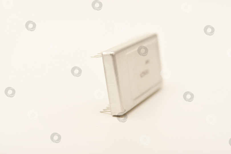 Скачать Старые микросхемы на белом фоне. Различные электронные микросхемы. Микросхемы в металлическом корпусе. фотосток Ozero