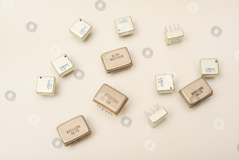 Скачать Старые микросхемы на белом фоне. Различные электронные микросхемы. Микросхемы в металлическом корпусе. фотосток Ozero