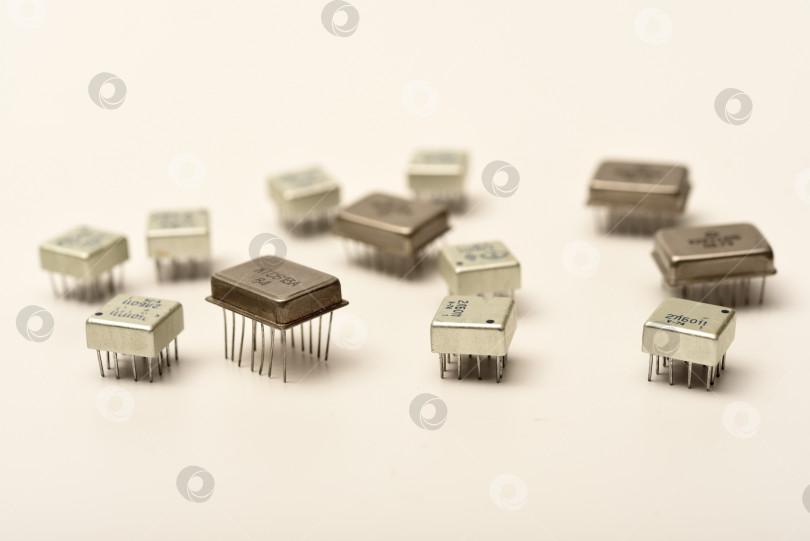 Скачать Старые микросхемы на белом фоне. Различные электронные микросхемы. Микросхемы в металлическом корпусе. фотосток Ozero