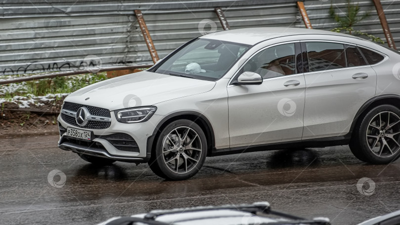 Скачать Россия, Красноярск 27 мая 2025г. автомобиль Mercedes-Benz GLC Coupe. фотосток Ozero
