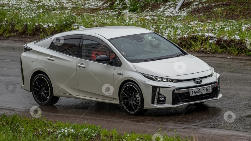 Скачать Россия, Красноярск 27 мая 2025г. автомобиль Toyota Prius PHV Гибридный автомобиль фотосток Ozero