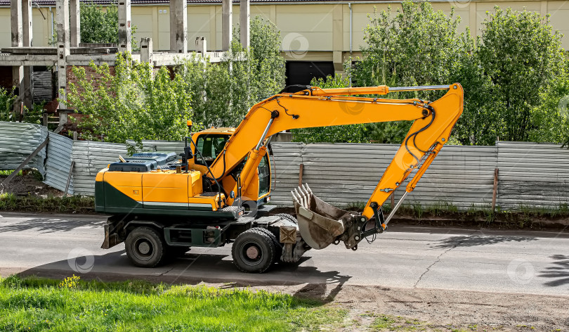 Скачать Россия,Сибирь 27 Мая 2025 год. универсальный экскаватор hyundai r180w-9s фотосток Ozero