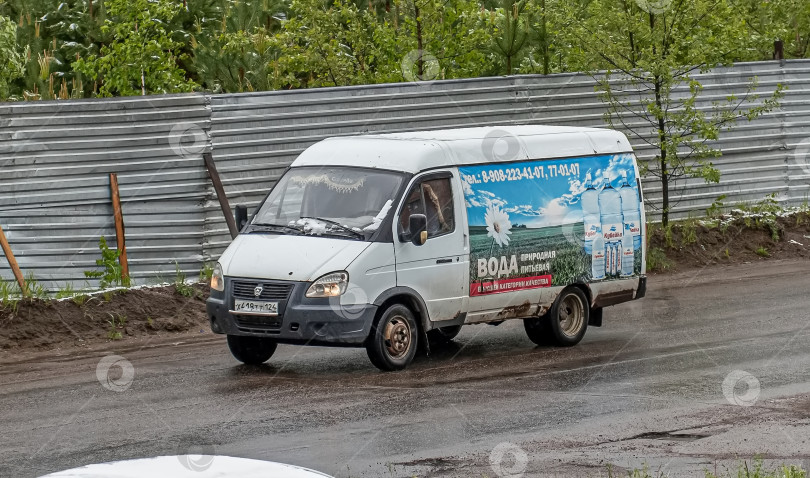 Скачать Россия,Сибирь 27 Мая 2025 год. Автомобиль   ГАЗ 2705 Газель с рекламой воды. фотосток Ozero
