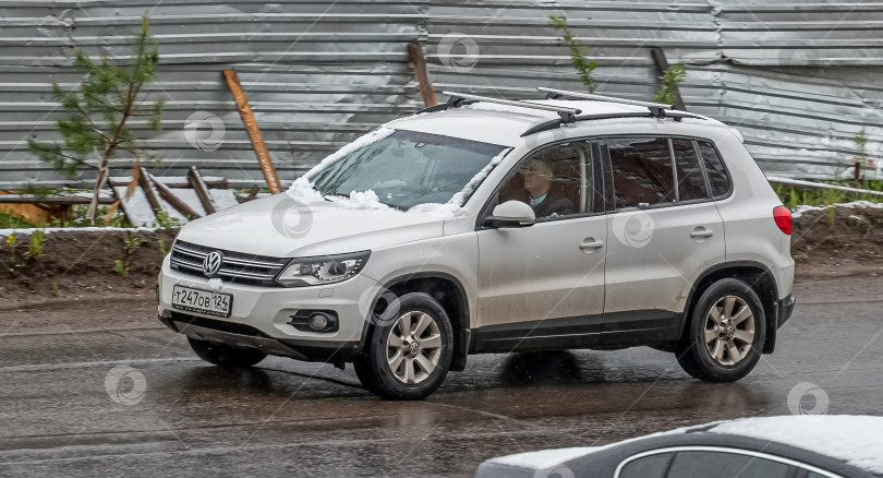 Скачать Россия, Красноярск 27 мая 2025г. автомобиль Volkswagen Tiguan Компактный кроссовер фотосток Ozero