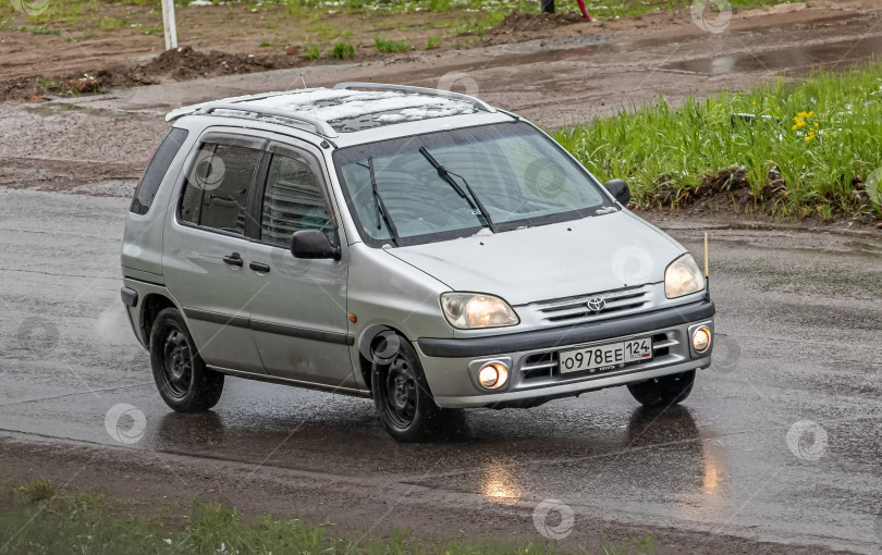 Скачать Россия, Красноярск 27 мая 2025г. автомобиль Toyota Raum Внедорожник фотосток Ozero