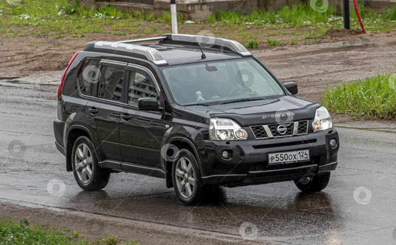 Скачать Россия, Красноярск 27 мая 2025г. автомобиль Nissan X-Trail Японский кроссовер фотосток Ozero