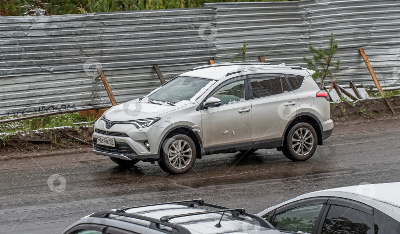 Скачать Россия, Красноярск 27 мая 2025г. автомобиль Toyota RAV4 Японский кроссовер фотосток Ozero