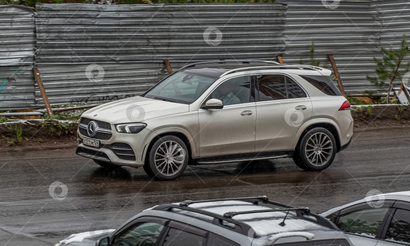 Скачать Россия, Красноярск 27 мая 2025г. автомобиль Mercedes-Benz GLE-Класс немецких кроссоверов фотосток Ozero