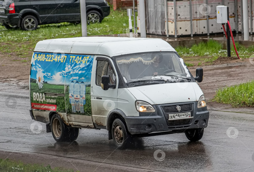 Скачать Россия,Сибирь 27 Мая 2025 год. Автомобиль   ГАЗ 2705 Газель с рекламой воды. фотосток Ozero